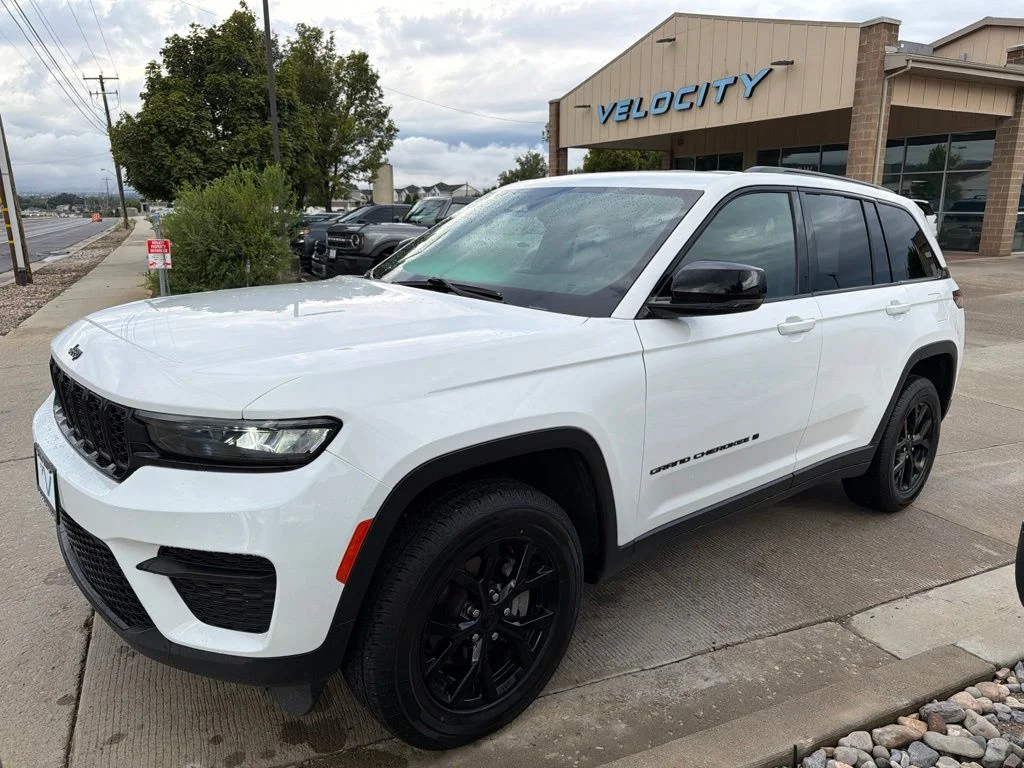 Used 2024 White Jeep Altitude image 3