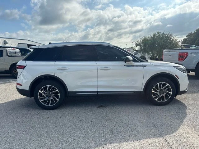 Used 2022 White Lincoln Standard image 4