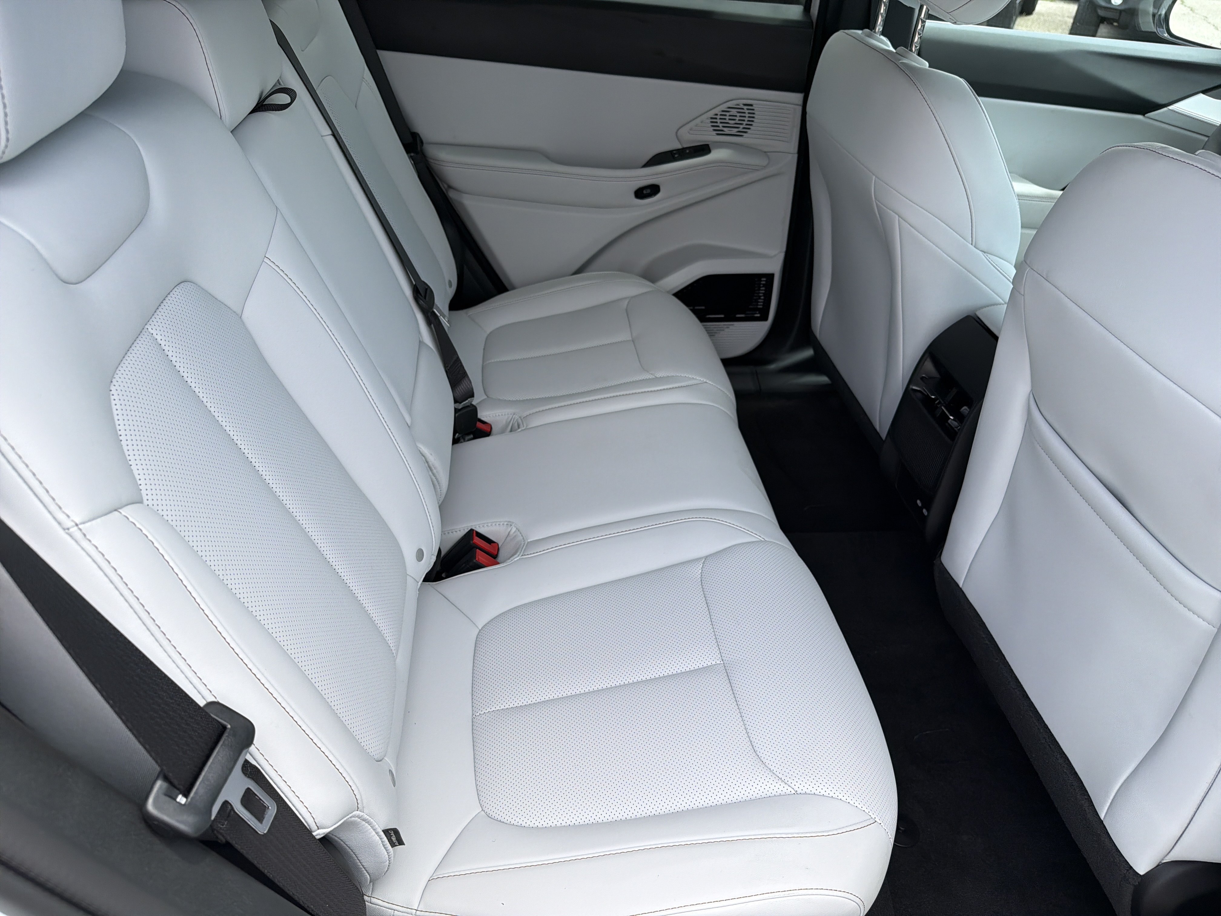 New 2026 Bright White Clear-Coat Exterior Paint Jeep Limited image 16