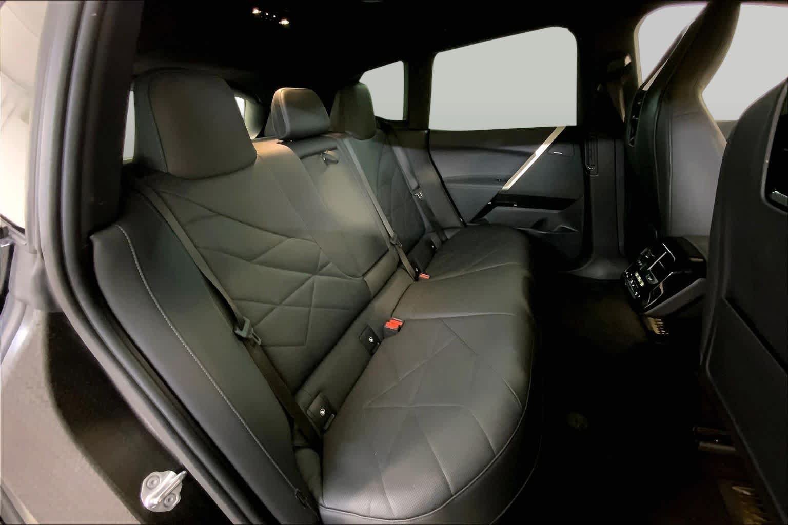 Used 2023 Black Sapphire Metallic BMW xDrive50 image 19