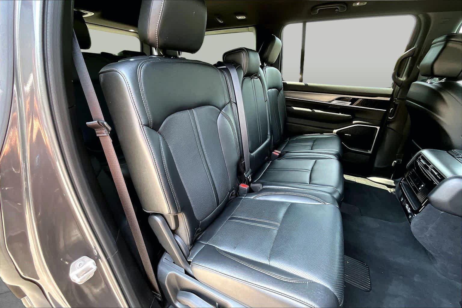 Used 2025 Baltic Gray Metallic Clearcoat Jeep  image 20