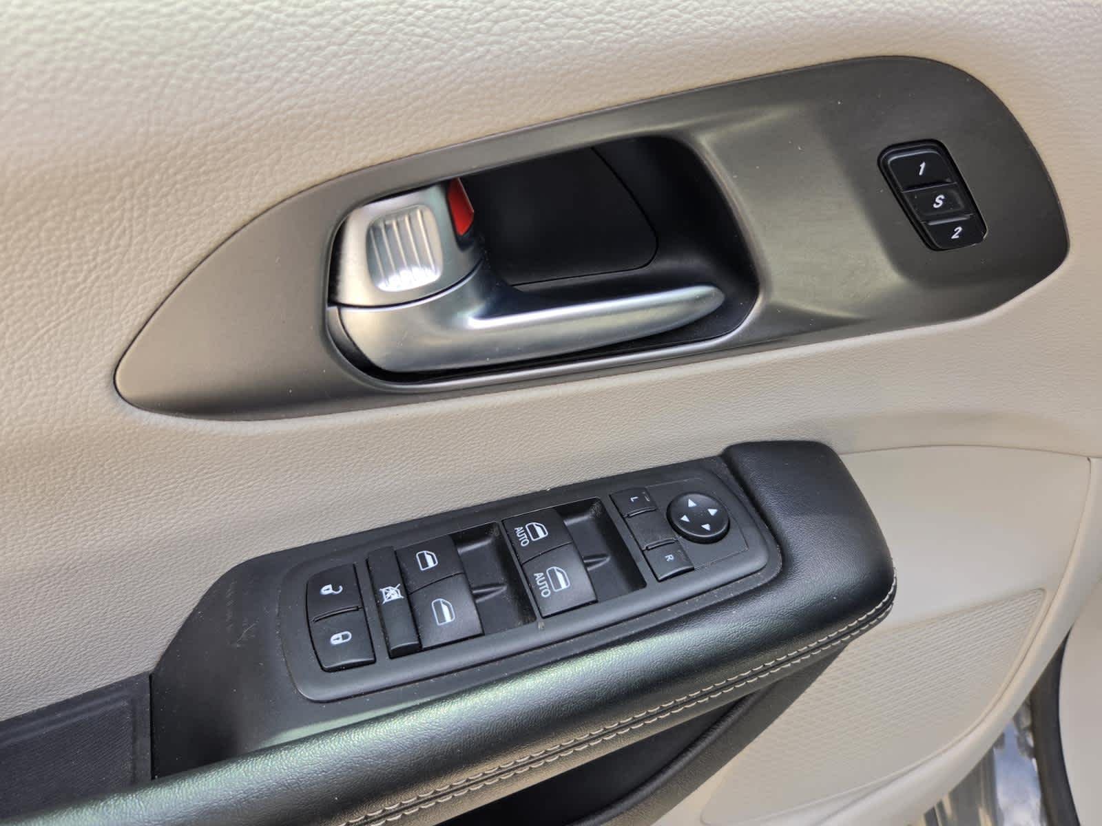 Used 2022 Ceramic Gray Clearcoat Chrysler Touring L image 17