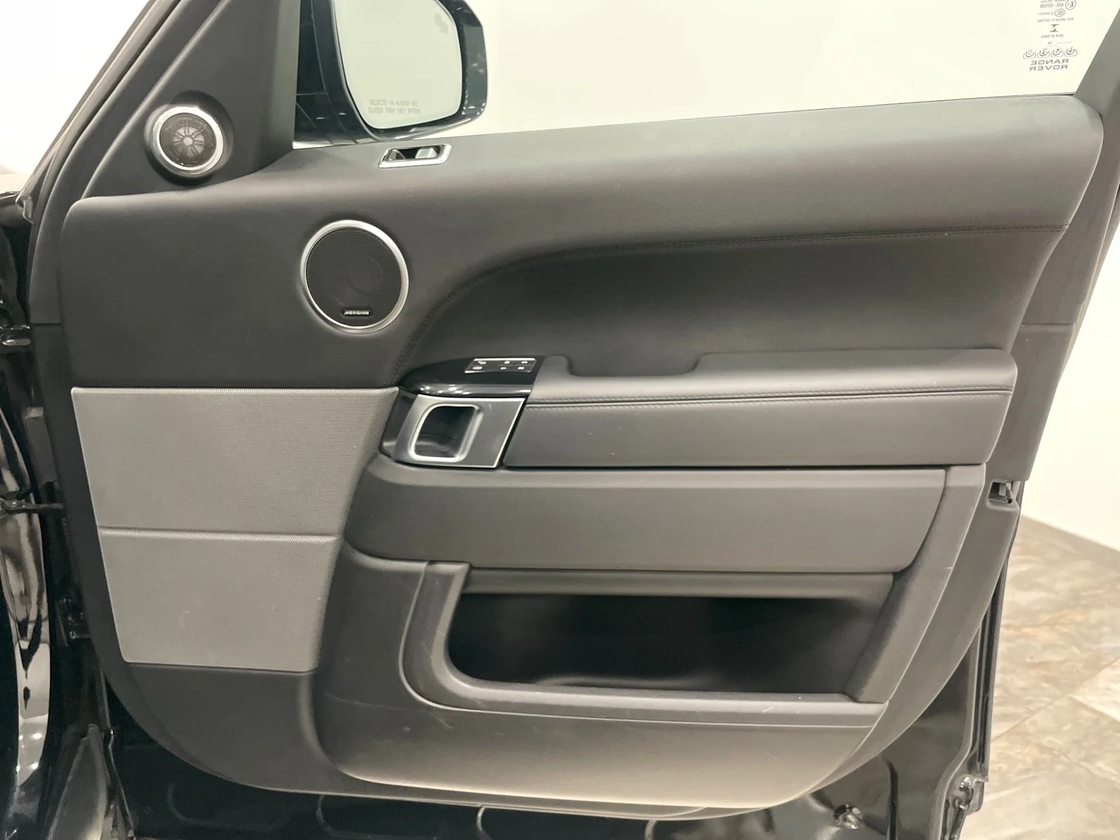 Used 2019 BLACK Land Rover HSE image 31