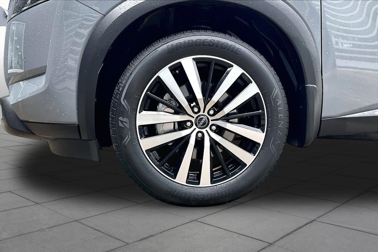 Used 2025 Boulder Gray Pearl Nissan Platinum image 11