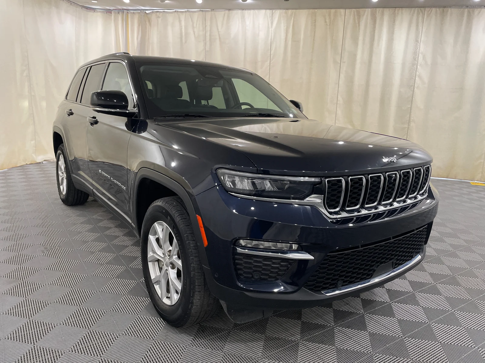 Used 2023 Midnight Sky Jeep Limited image 3