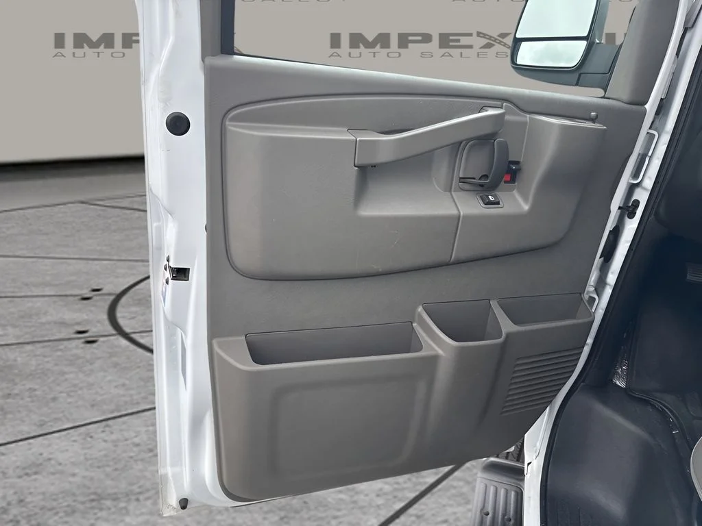 Used 2025 White Chevrolet LT image 21