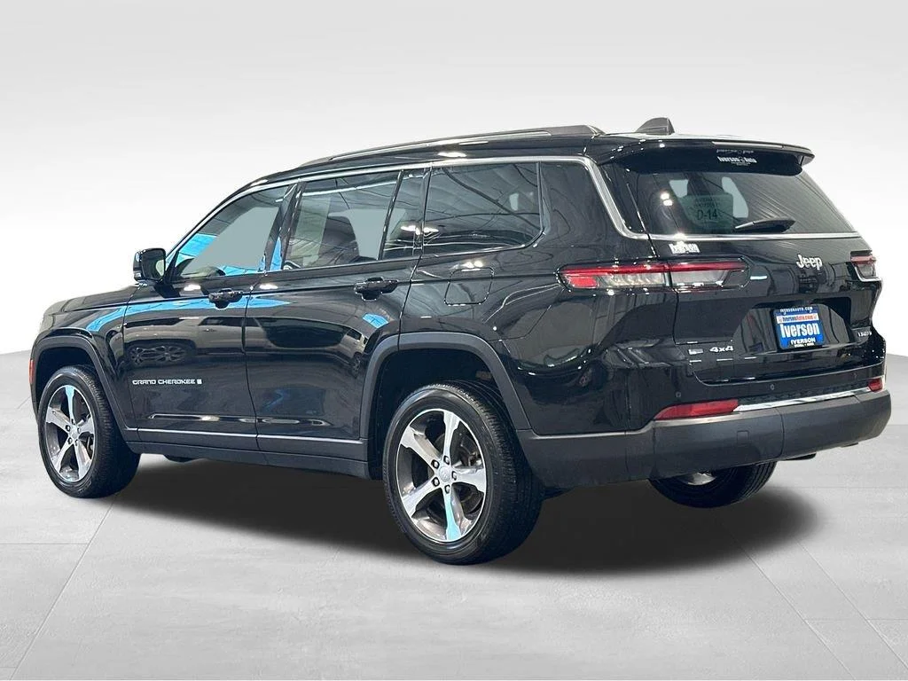Used 2023 Diamond Black Crystal Pearlcoat Jeep Limited image 5
