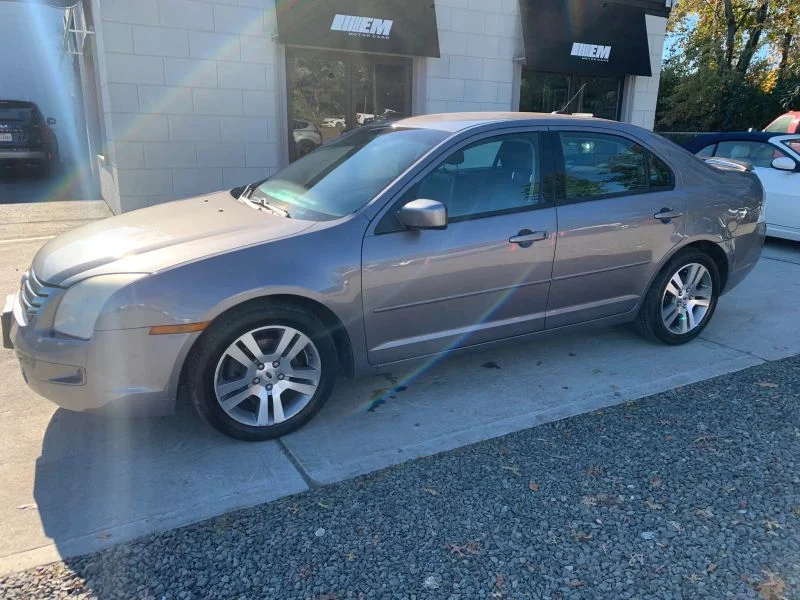 Used 2007 Gray Ford SE Sedan 4D image 5