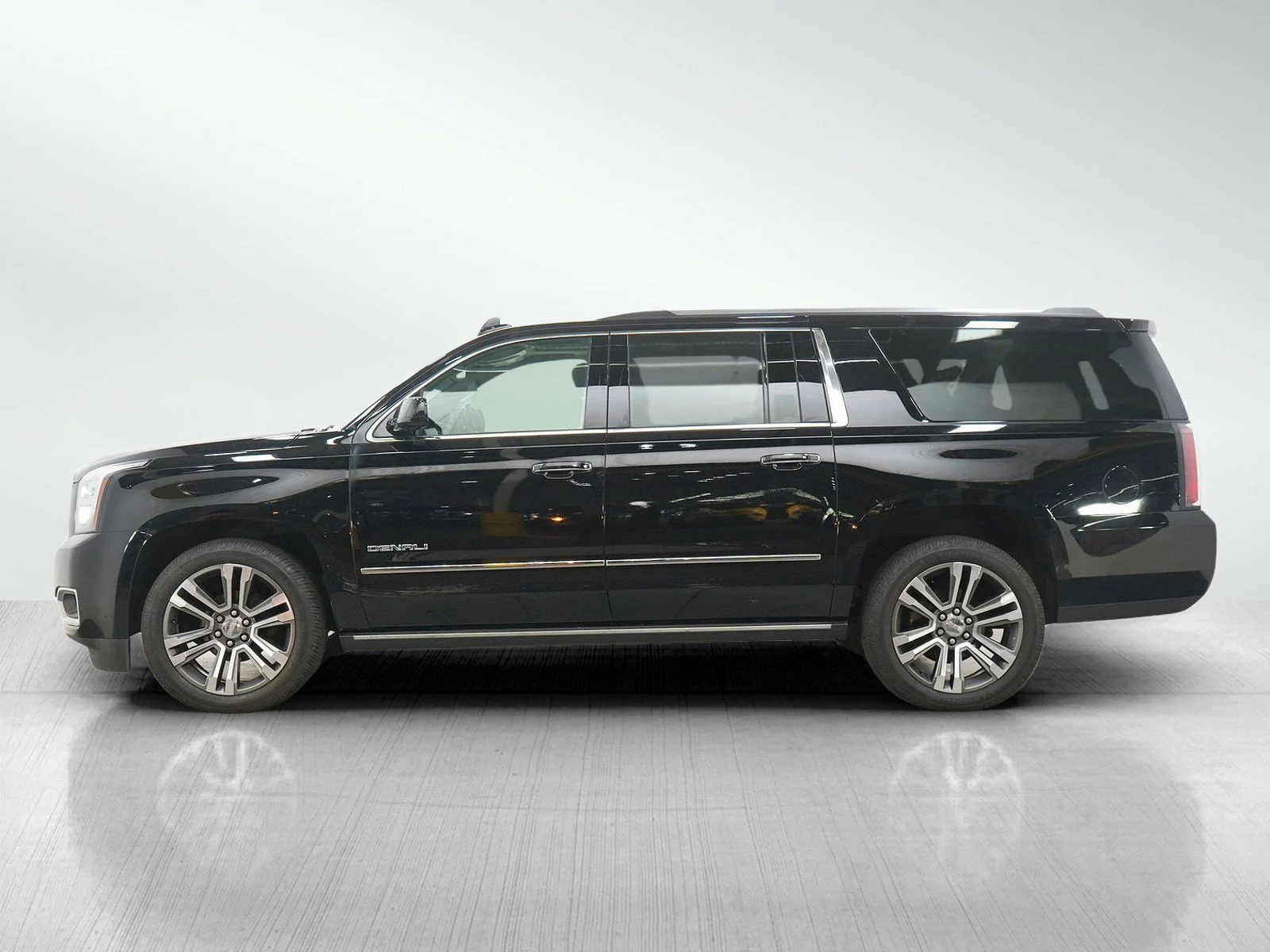 Used 2020 GMC Yukon XL Denali with VIN 1GKS2HKJ4LR258923 for sale in Roseville, Minnesota
