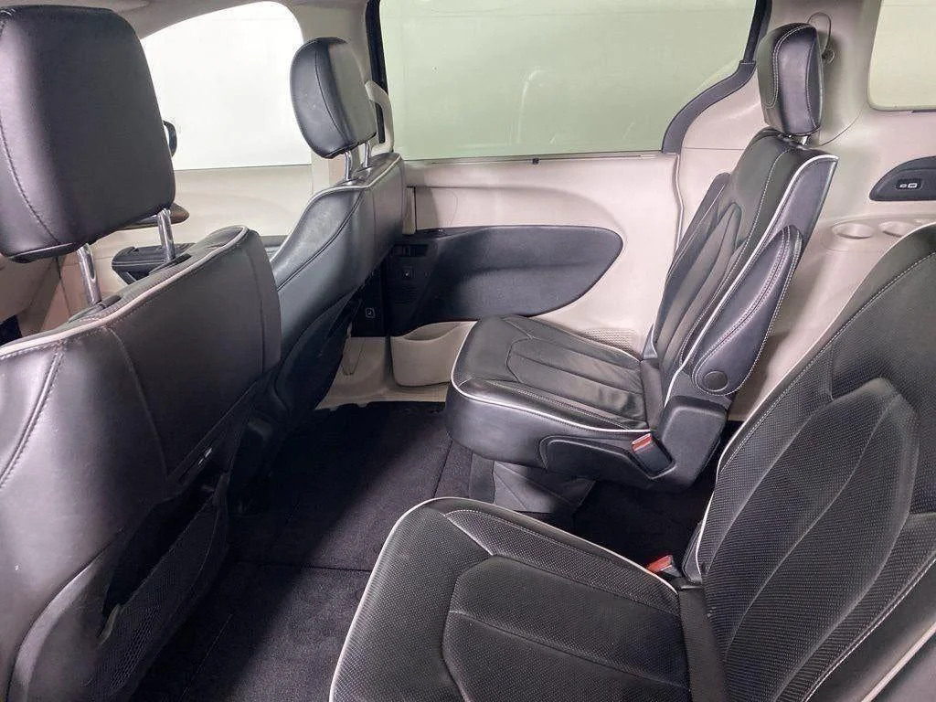 Used 2023 Ceramic Gray Clearcoat Chrysler Limited image 55