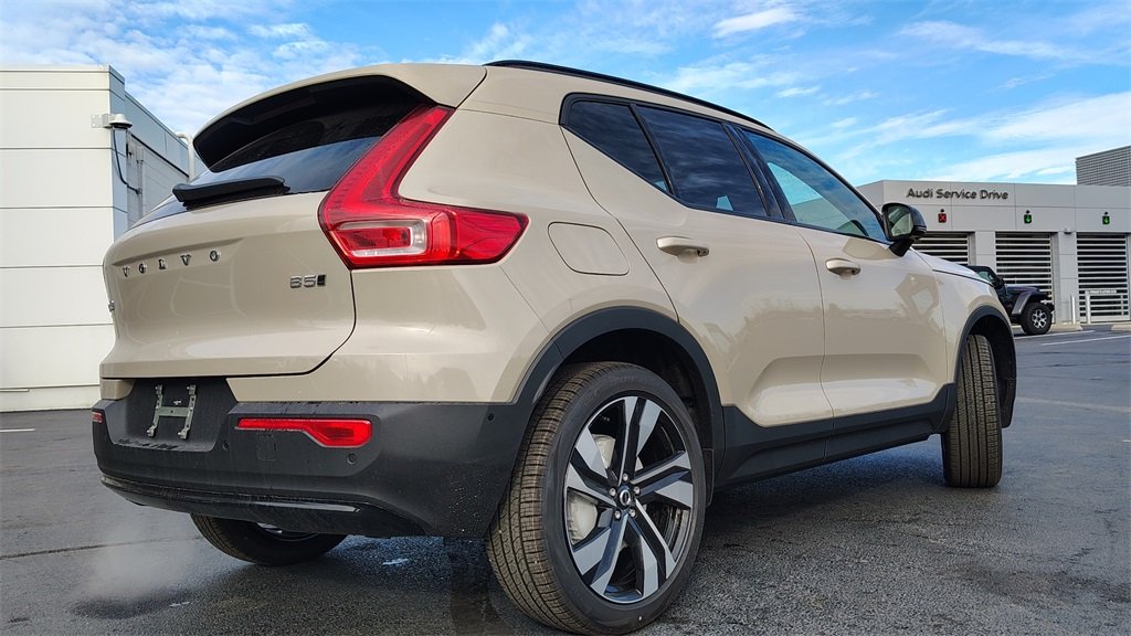 2026 Volvo XC40 photo 2