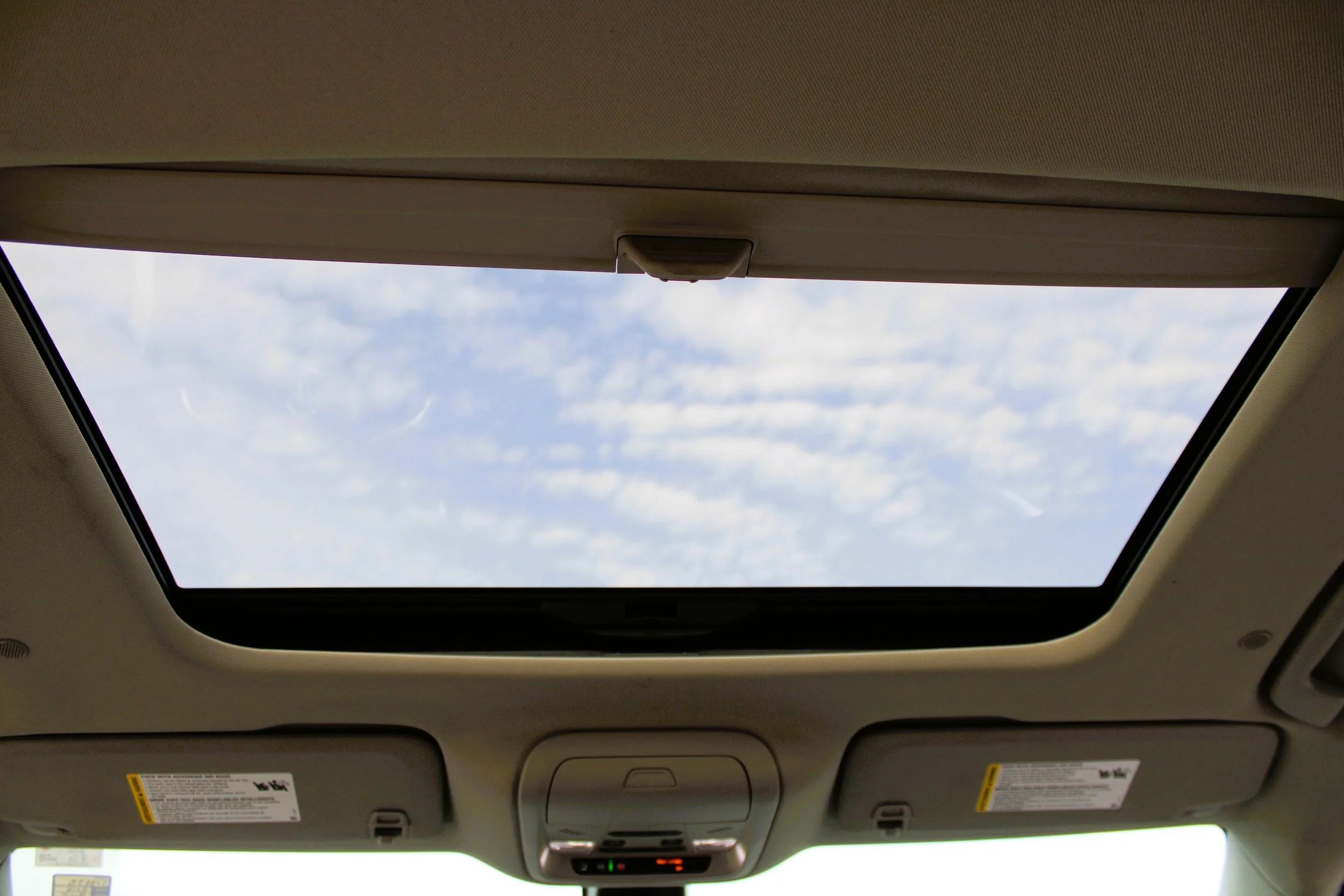 Used 2018 White Frost Tricoat Buick Premium image 21