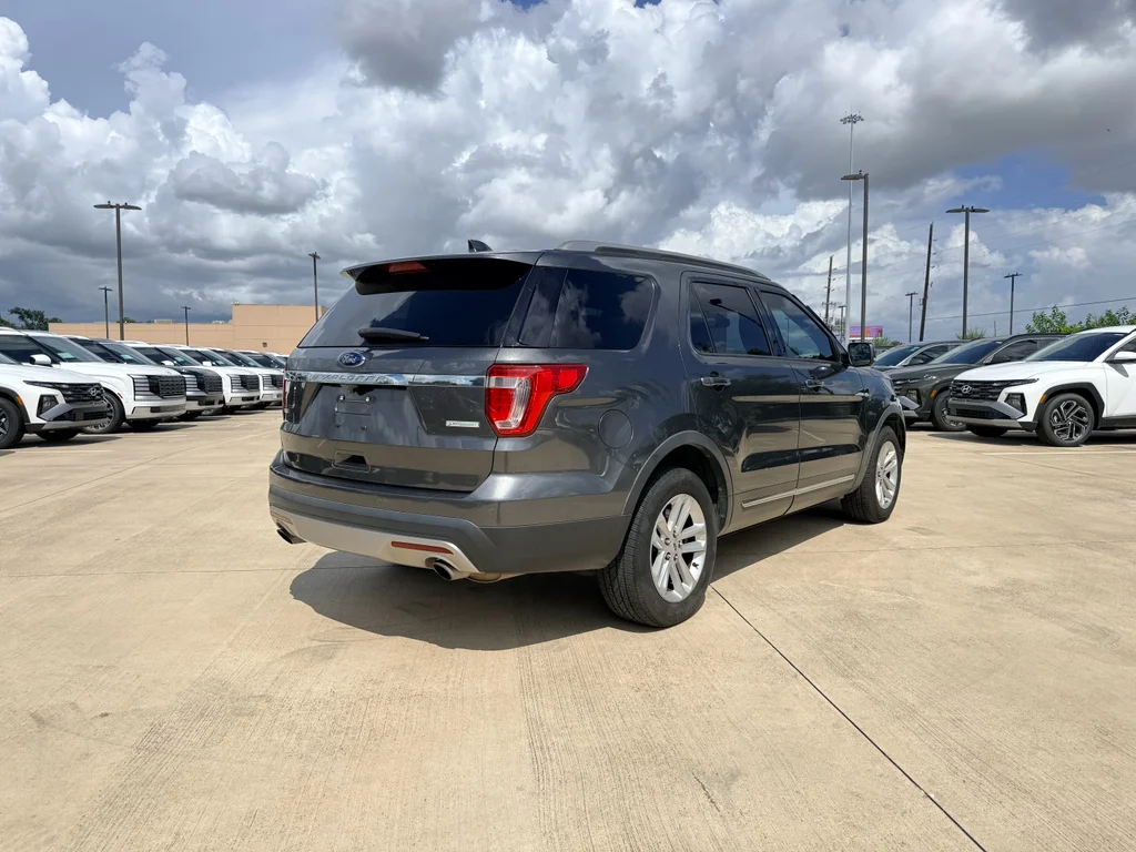 Used 2016 Magnetic Metallic Ford XLT image 7