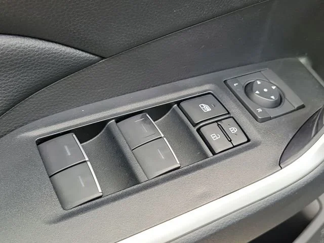 2025 Toyota RAV4 XLE - Photo 21