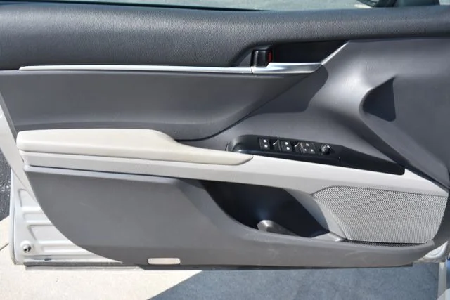 Used 2018 Silver Toyota LE image 9