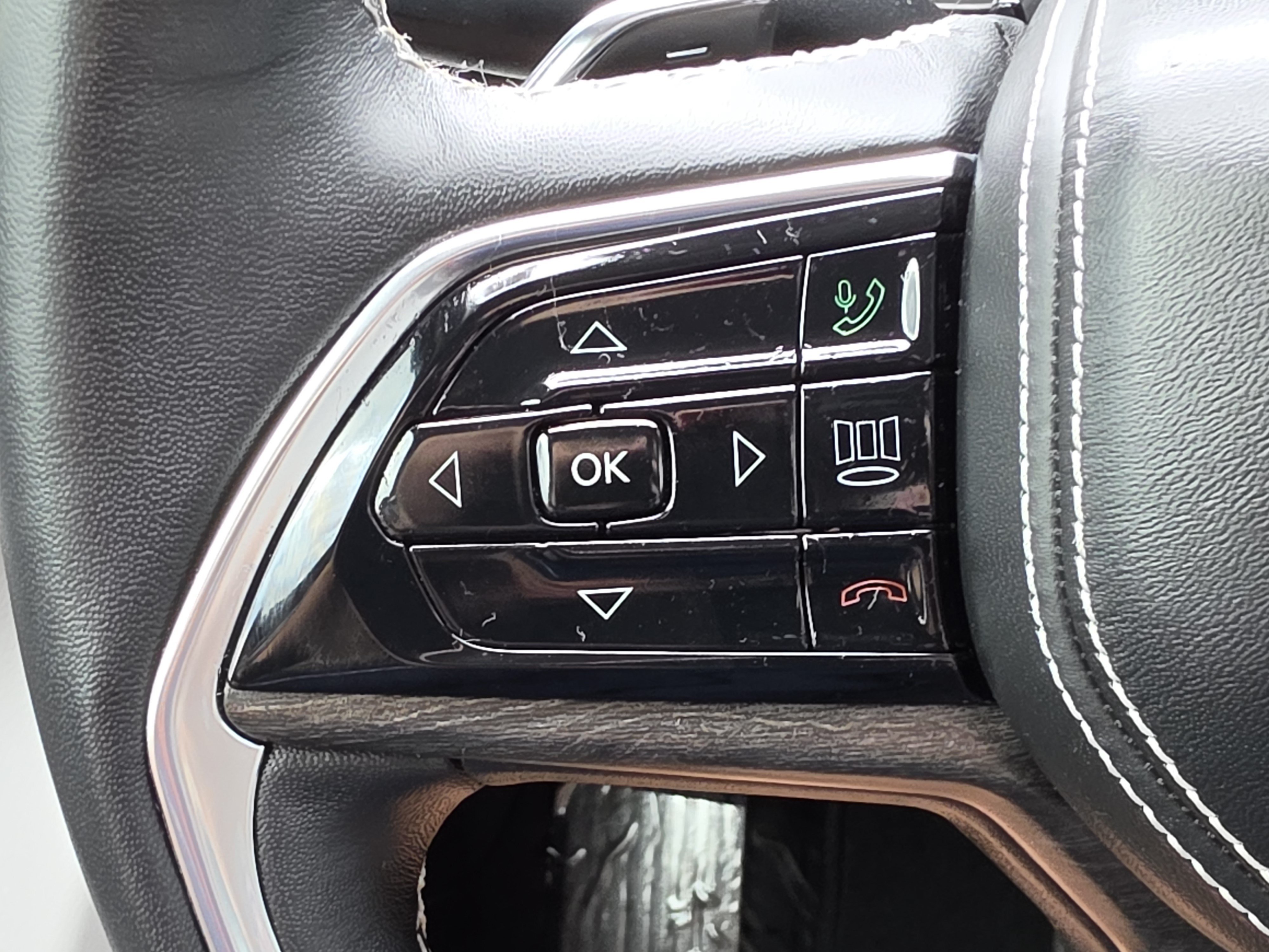 Used 2022 Diamond Black Crystal Pearlcoat Jeep Overland image 22