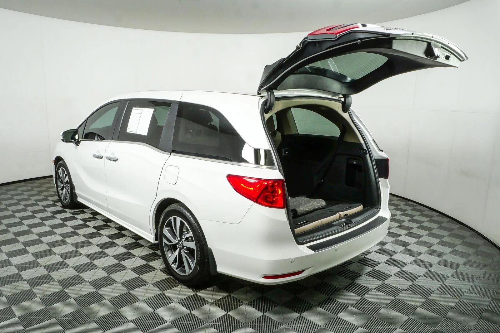 Used 2024 Platinum White Pearl Honda Touring image 36