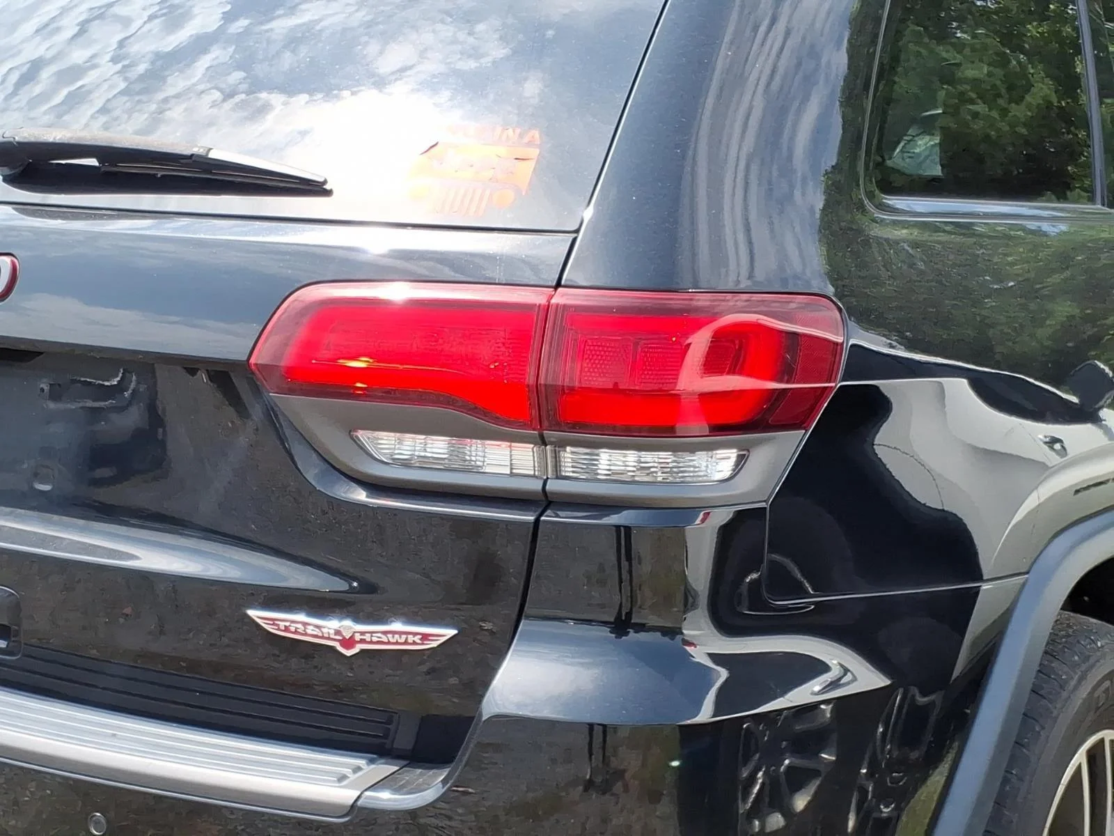Used 2018 Diamond Black Crystal Pearlcoat Jeep Trailhawk image 9