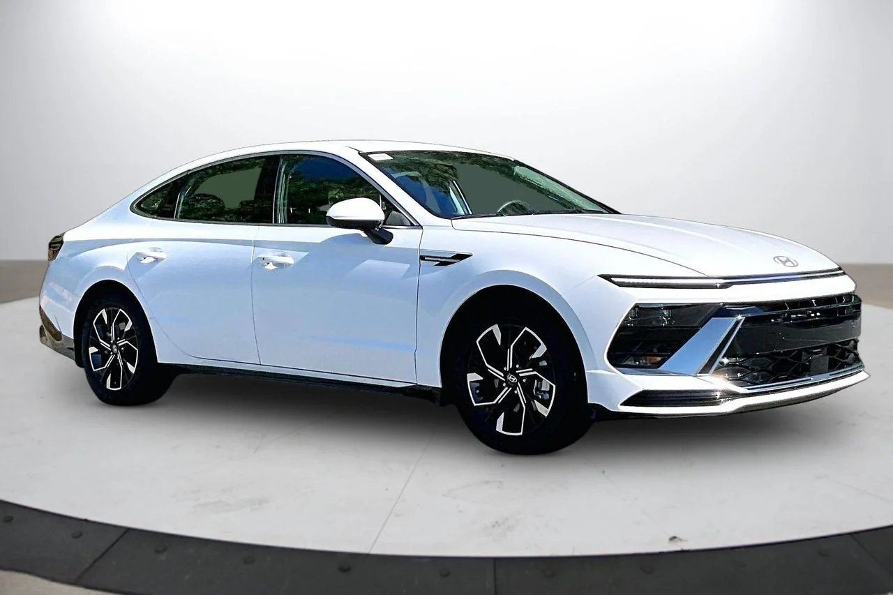 Certified Used 2025 White Hyundai SEL image 2