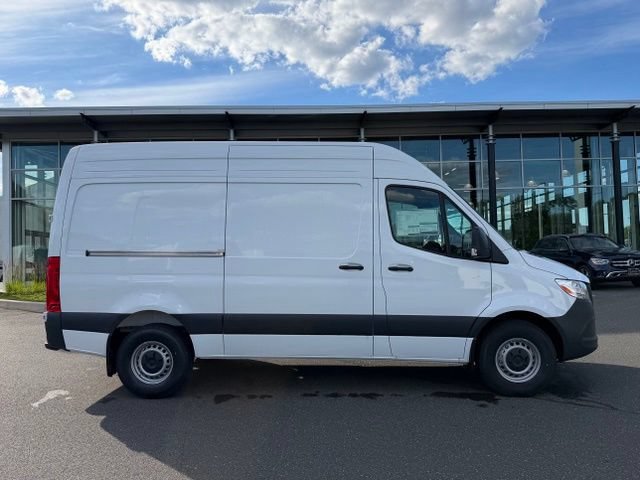 New 2026 Arctic White Mercedes-Benz Cargo 144 WB image 28
