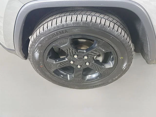 Used 2020 Gray Jeep Laredo image 28
