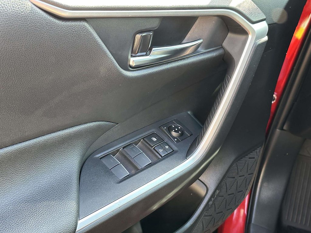 2023 Toyota RAV4 SE - Photo 17