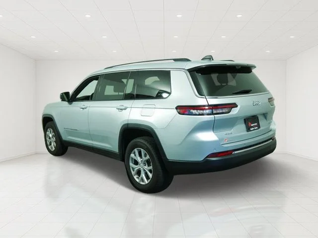 Used 2023 Silver Jeep Limited image 5