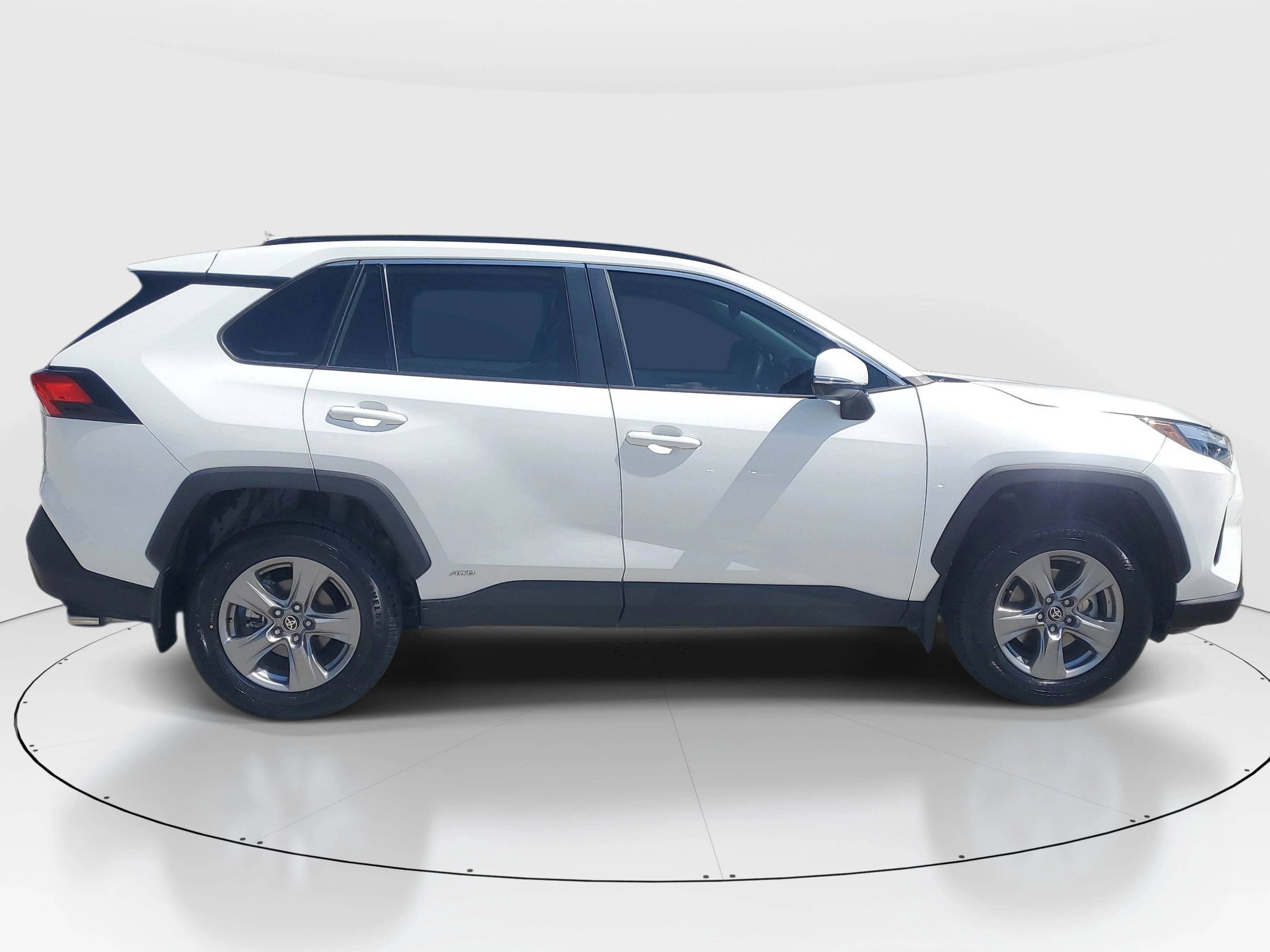 Used 2024 Ice Toyota Hybrid XLE image 2