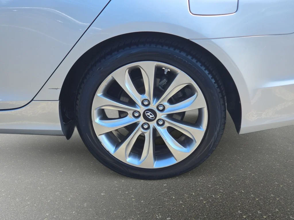 Used 2011 Silver Hyundai SE image 33