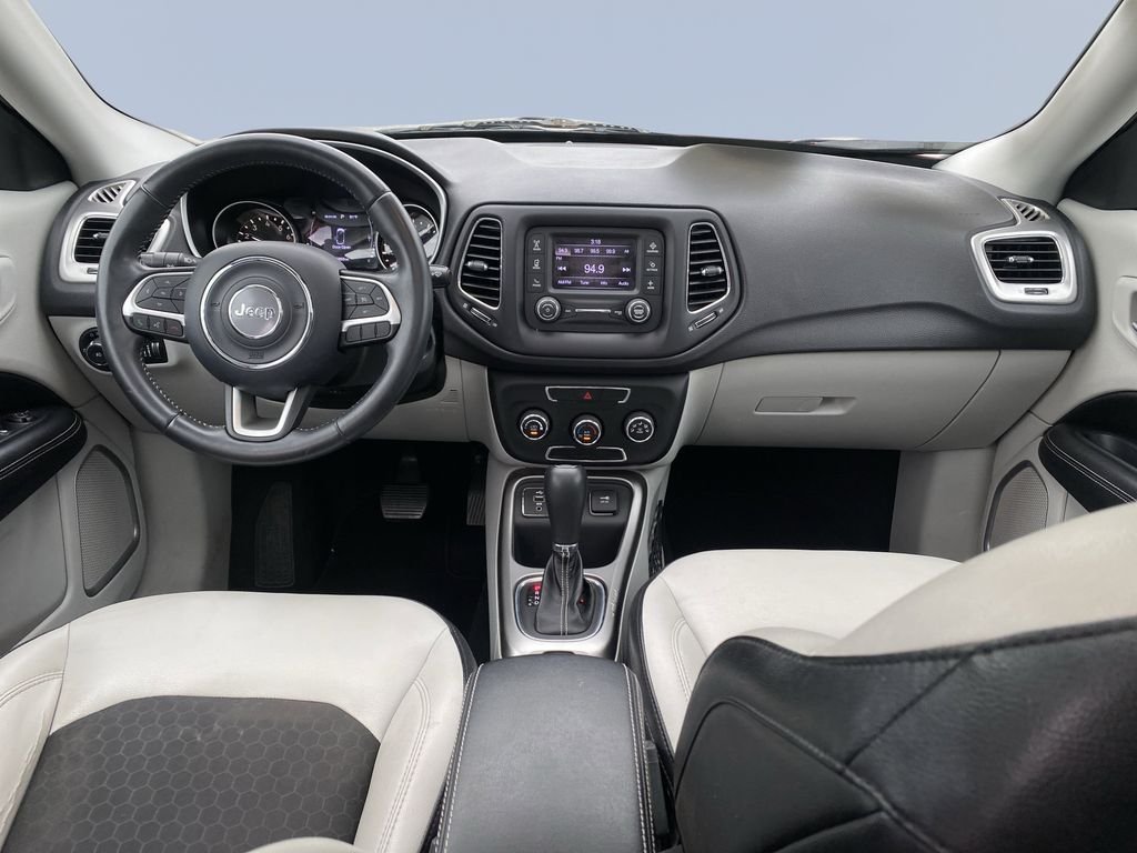 Used 2018 Redline Pearlcoat Jeep Latitude image 13