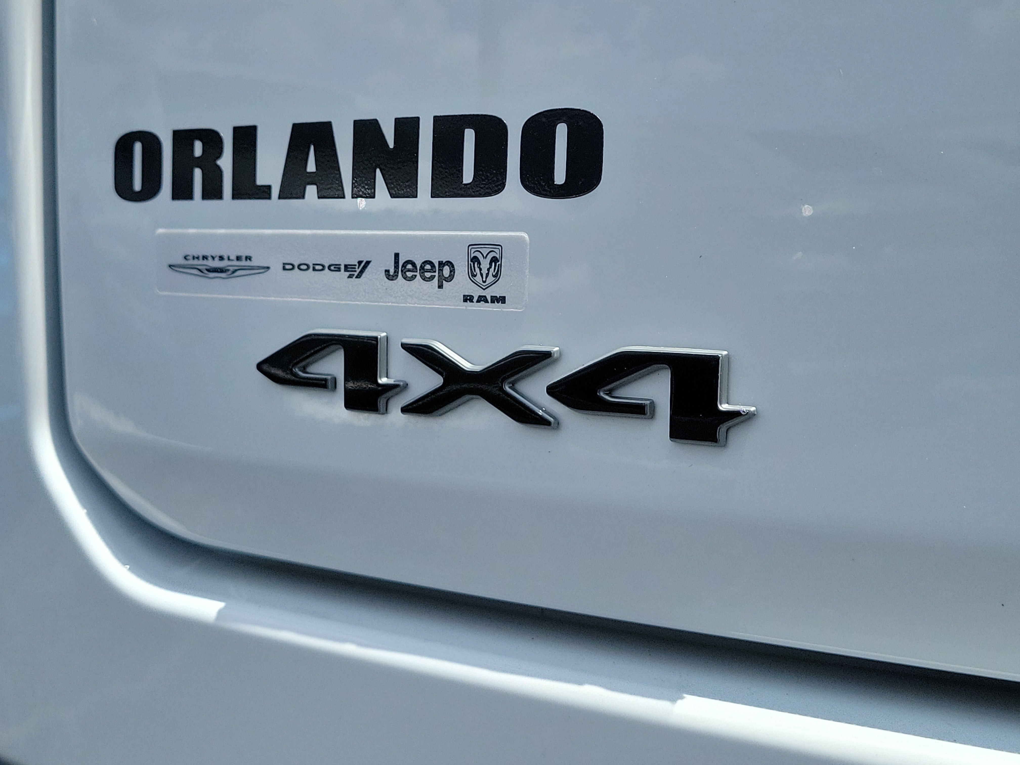 New 2026 Bright White Clear-Coat Exterior Paint Jeep Limited Reserve image 7