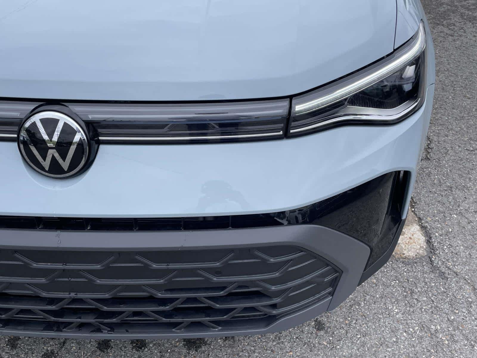 New 2026 Monument Gray w/Deep Black Roof Volkswagen SE Black image 9