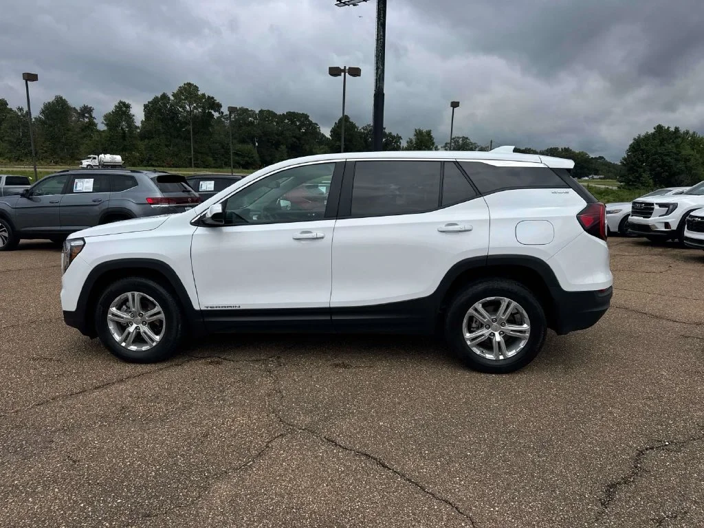 Used 2024 White GMC SLE image 5