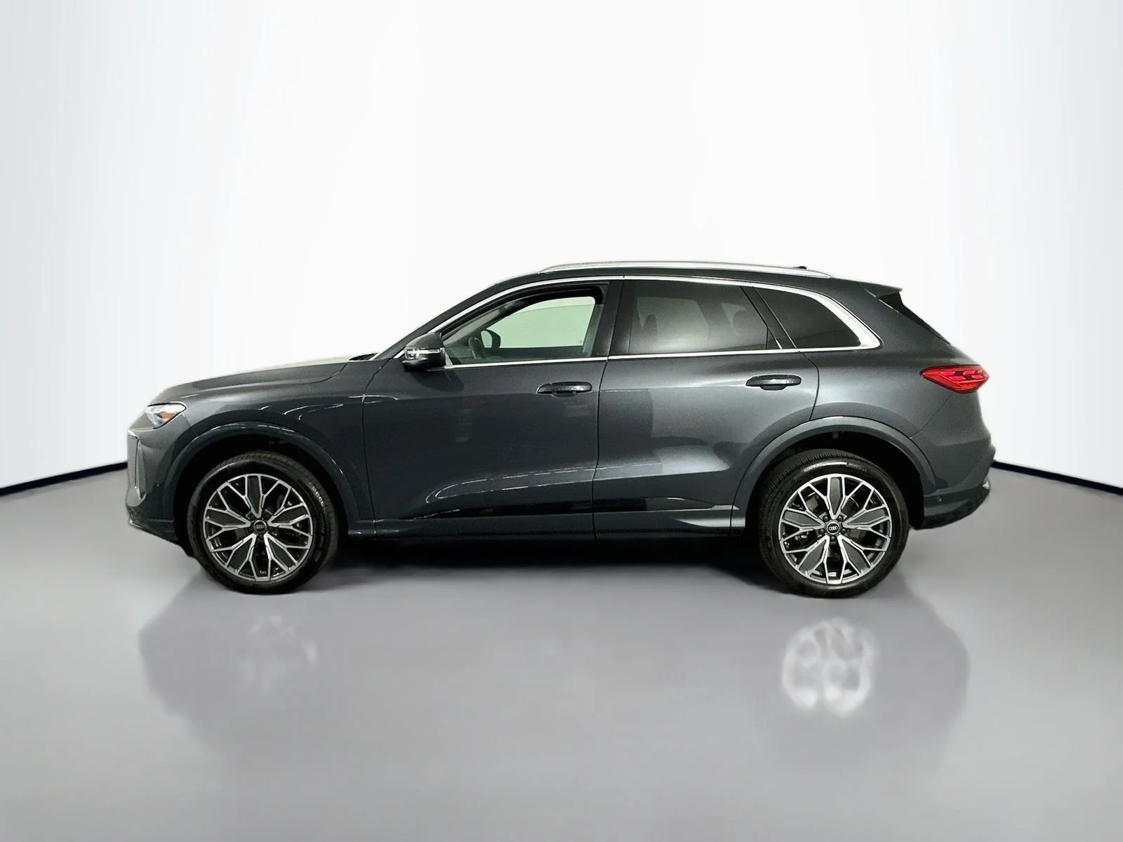 Used 2025 Tambora Gray Metallic Audi 2.0T Premium Plus Adaptive Cruise Vented Seats image 4