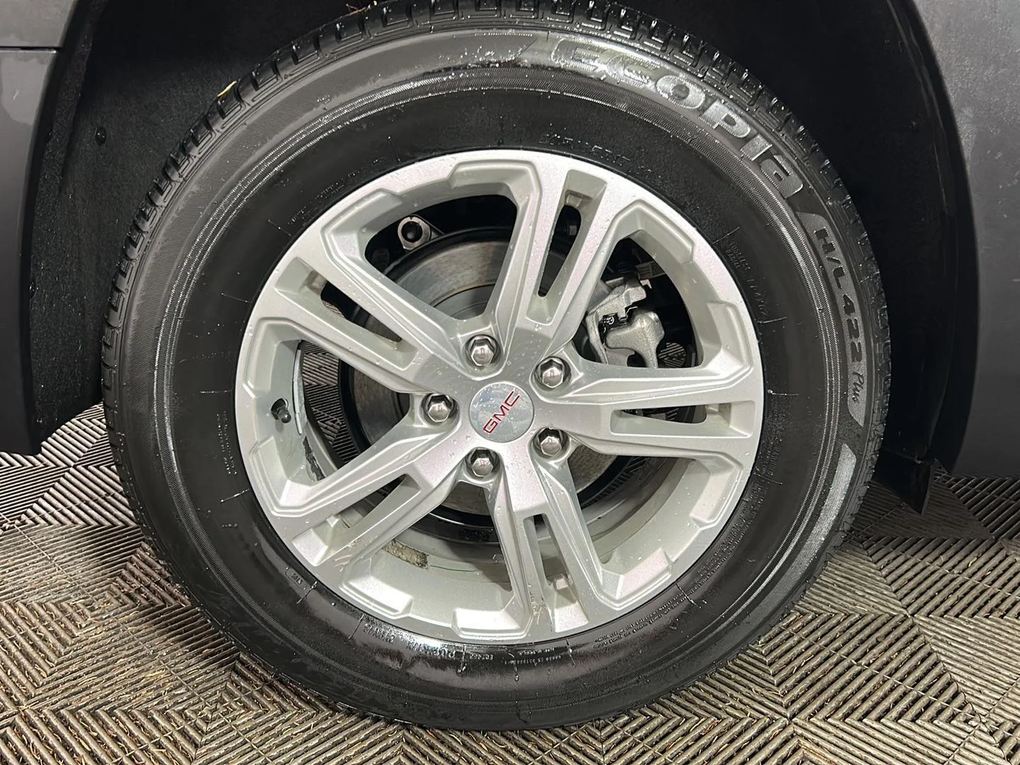 Used 2023 Sterling Metallic GMC SLE image 2