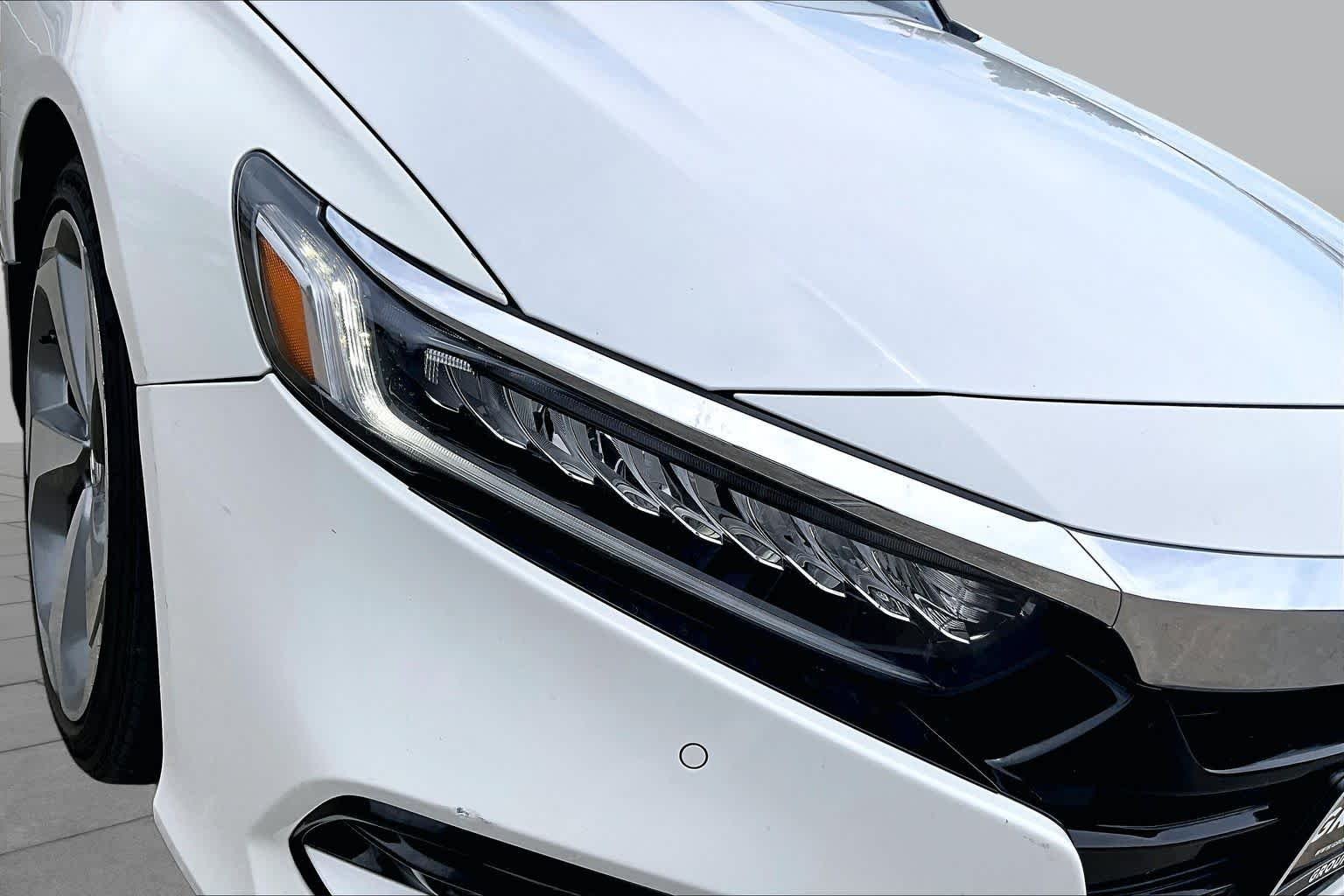 Used 2018 Platinum White Pearl Honda Touring 1.5T image 26