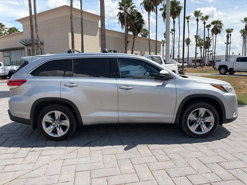 Used 2019  Toyota Limited image 3