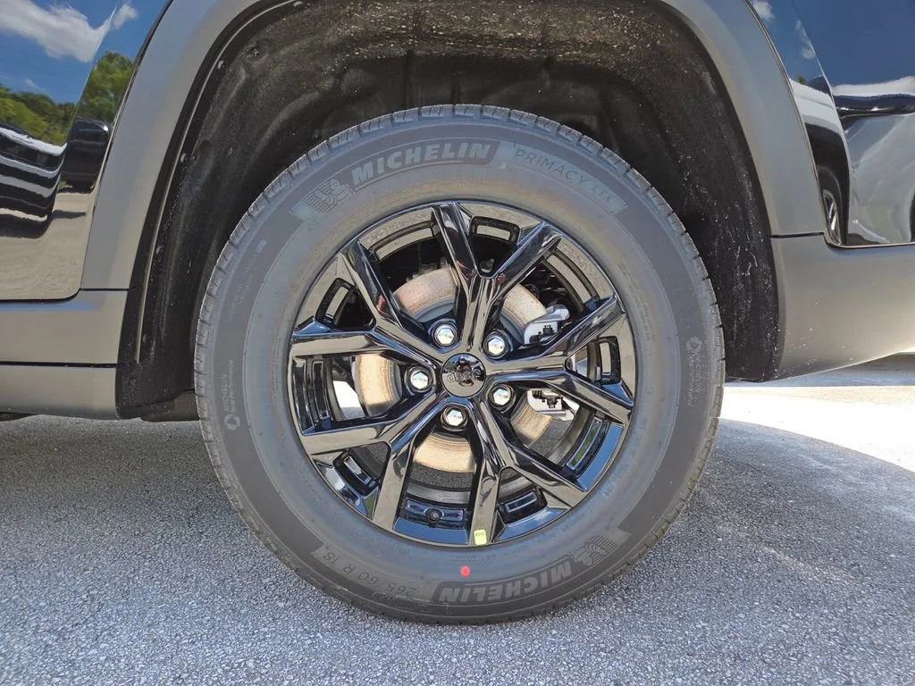New 2026 Diamond Black Crystal Pearl-Coat Exterior Paint Jeep Laredo Altitude image 6