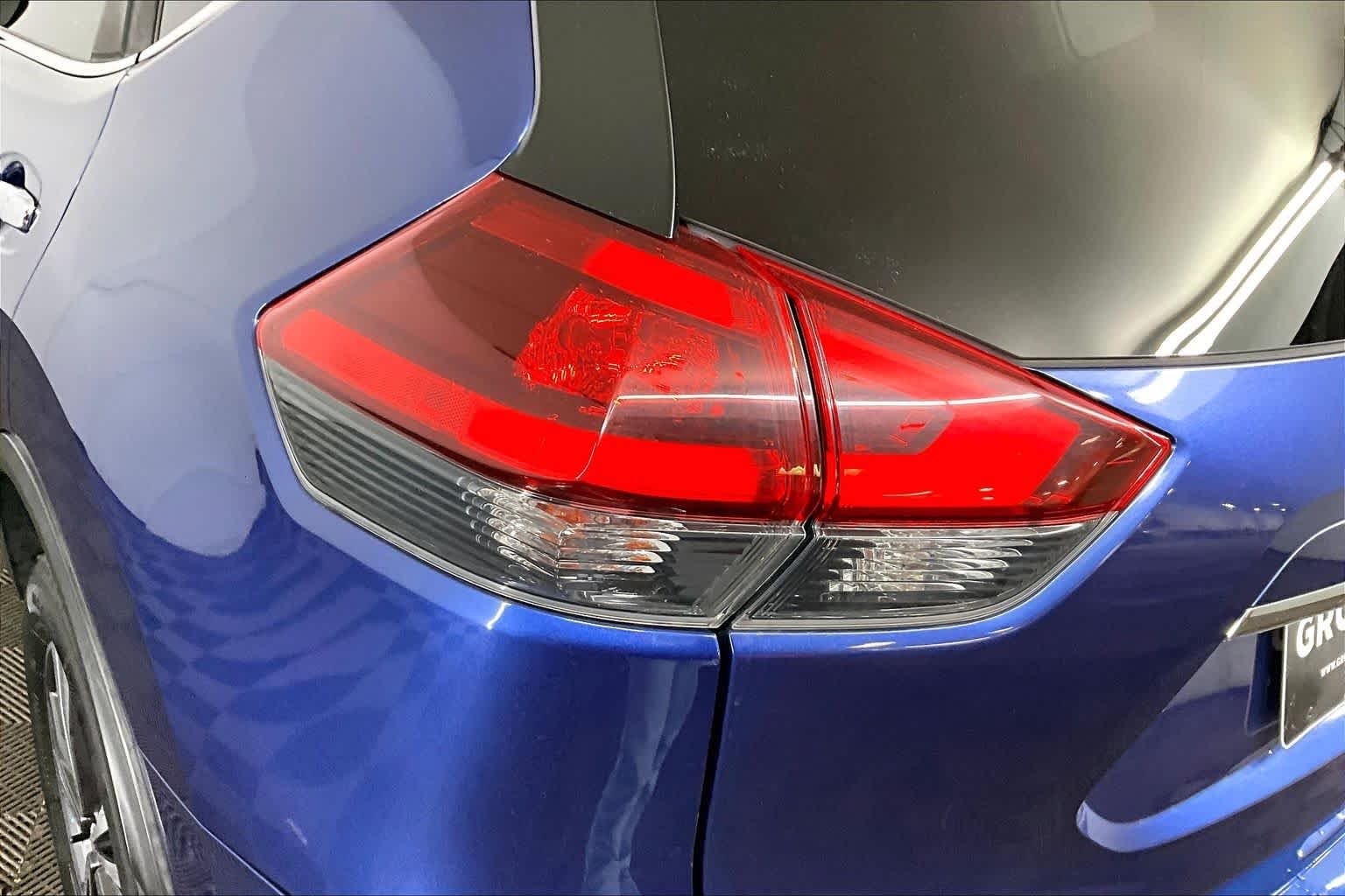 Used 2018 Caspian Blue Nissan SL image 27
