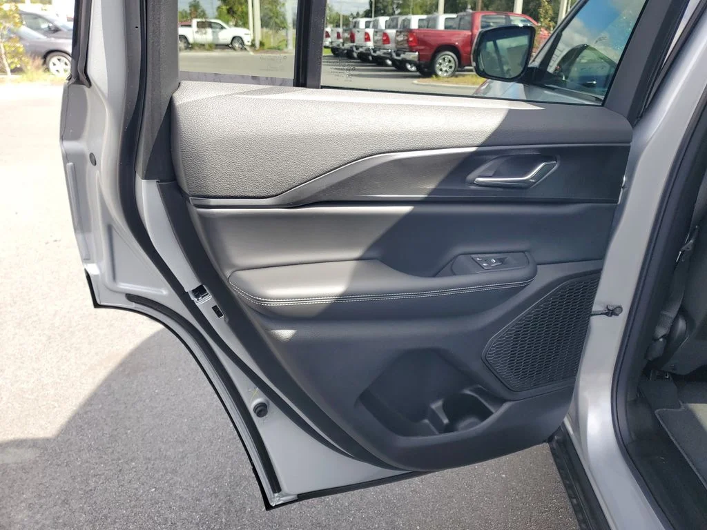 2025 Jeep Grand Cherokee Altitude - Photo 26