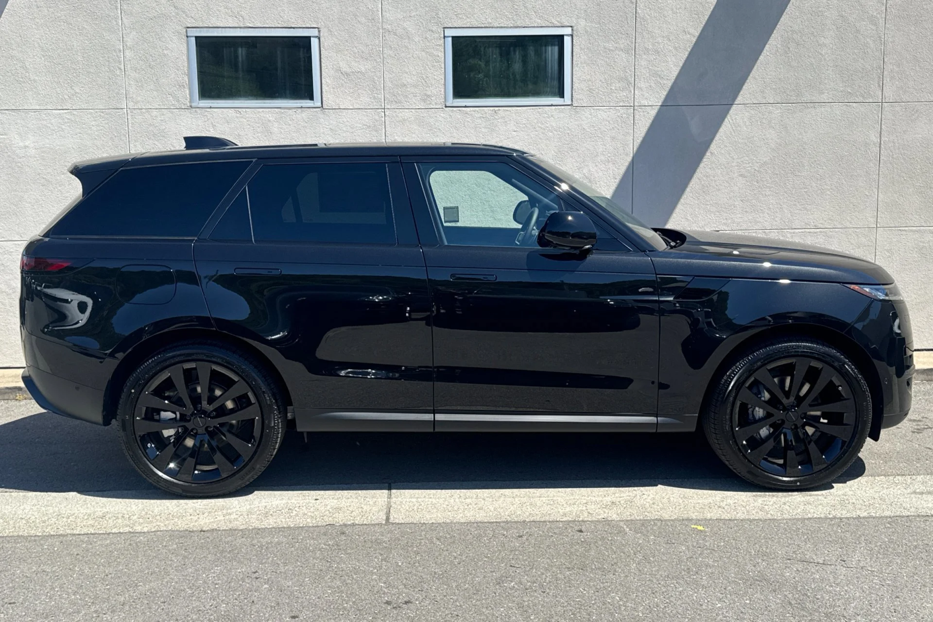 New 2026 SANTORINI BLACK Land Rover SE image 8