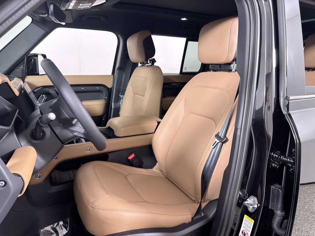 New 2026 SANTORN BLK MET Land Rover S image 11