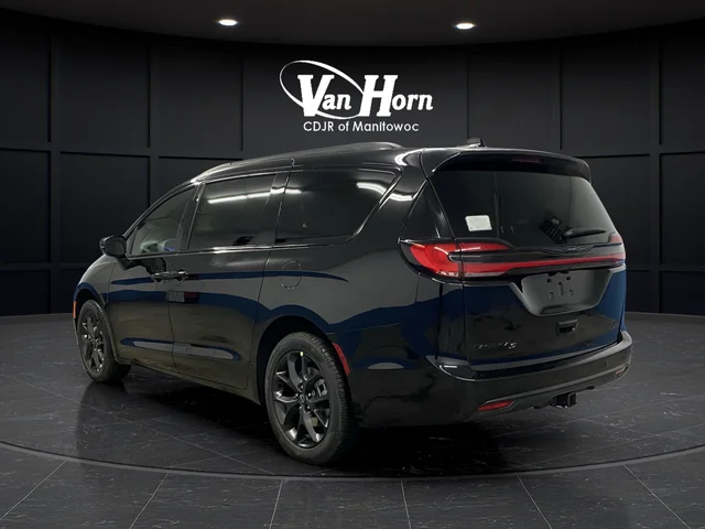 New 2026 Diamond Black Crystal Pearl-Coat Exterior Paint Chrysler Limited image 3