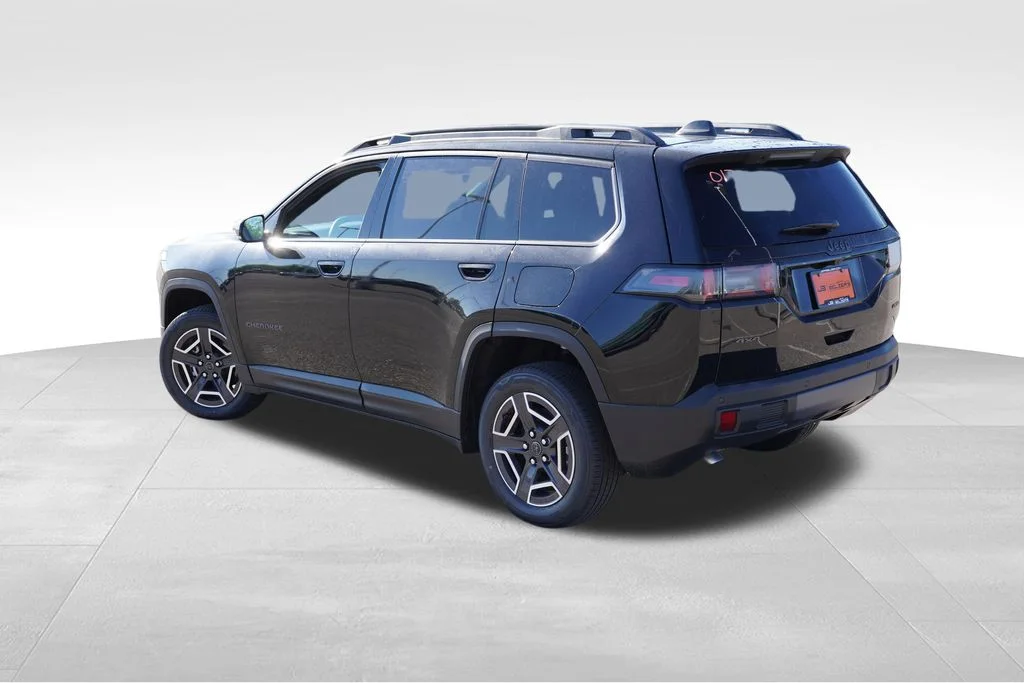 New 2026 Diamond Black Crystal Pearl-Coat Exterior Paint Jeep Limited image 5