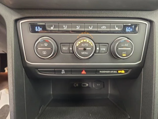 Used 2019 Deep Black Pearl Effect Volkswagen 3.6L V6 SE image 25