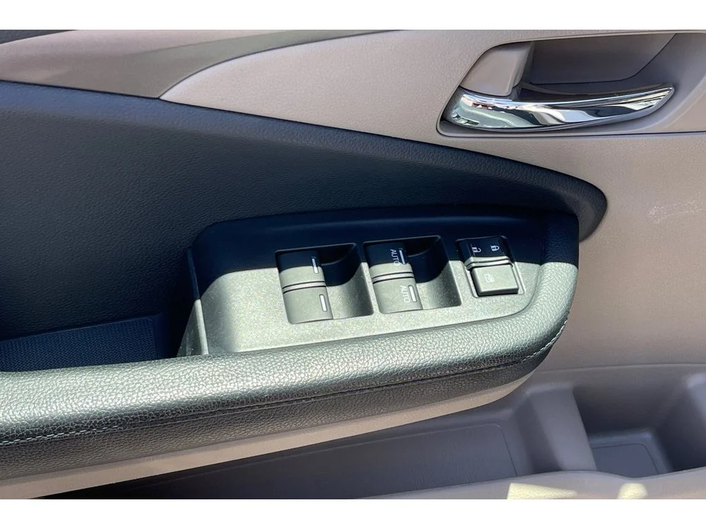 Used 2018 White Diamond Pearl Honda EX image 12