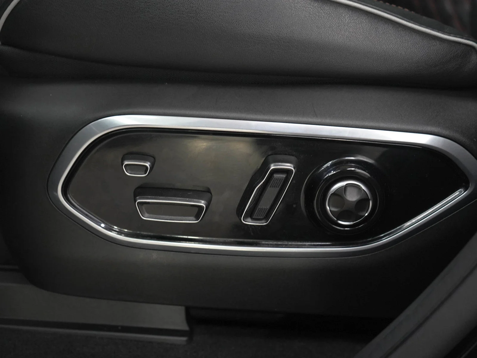 Used 2023 Diamond Black Crystal Pearlcoat Jeep Summit image 27