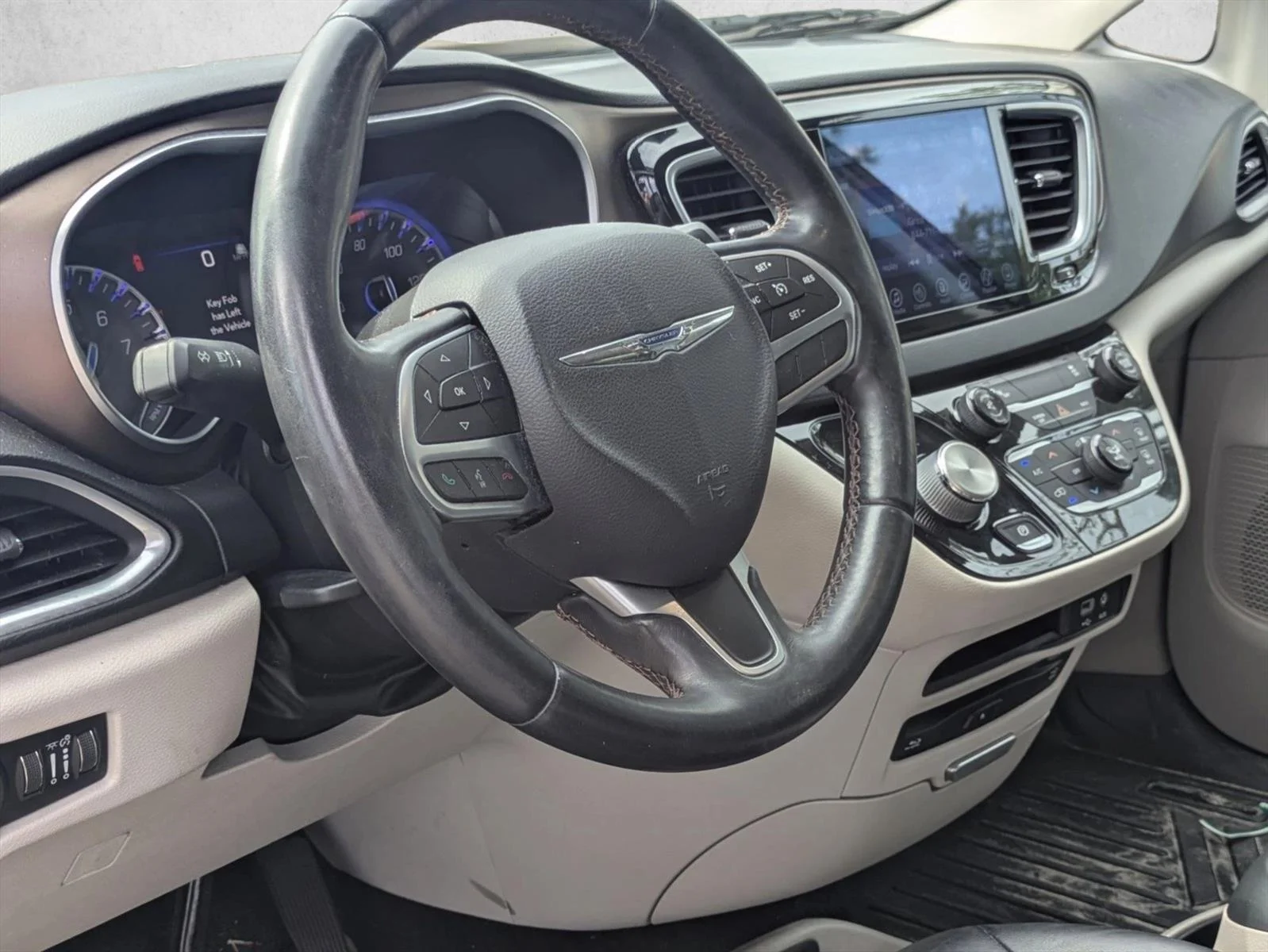 Used 2017 Granite Crystal Metallic Clearcoat Chrysler Touring-L Plus image 9