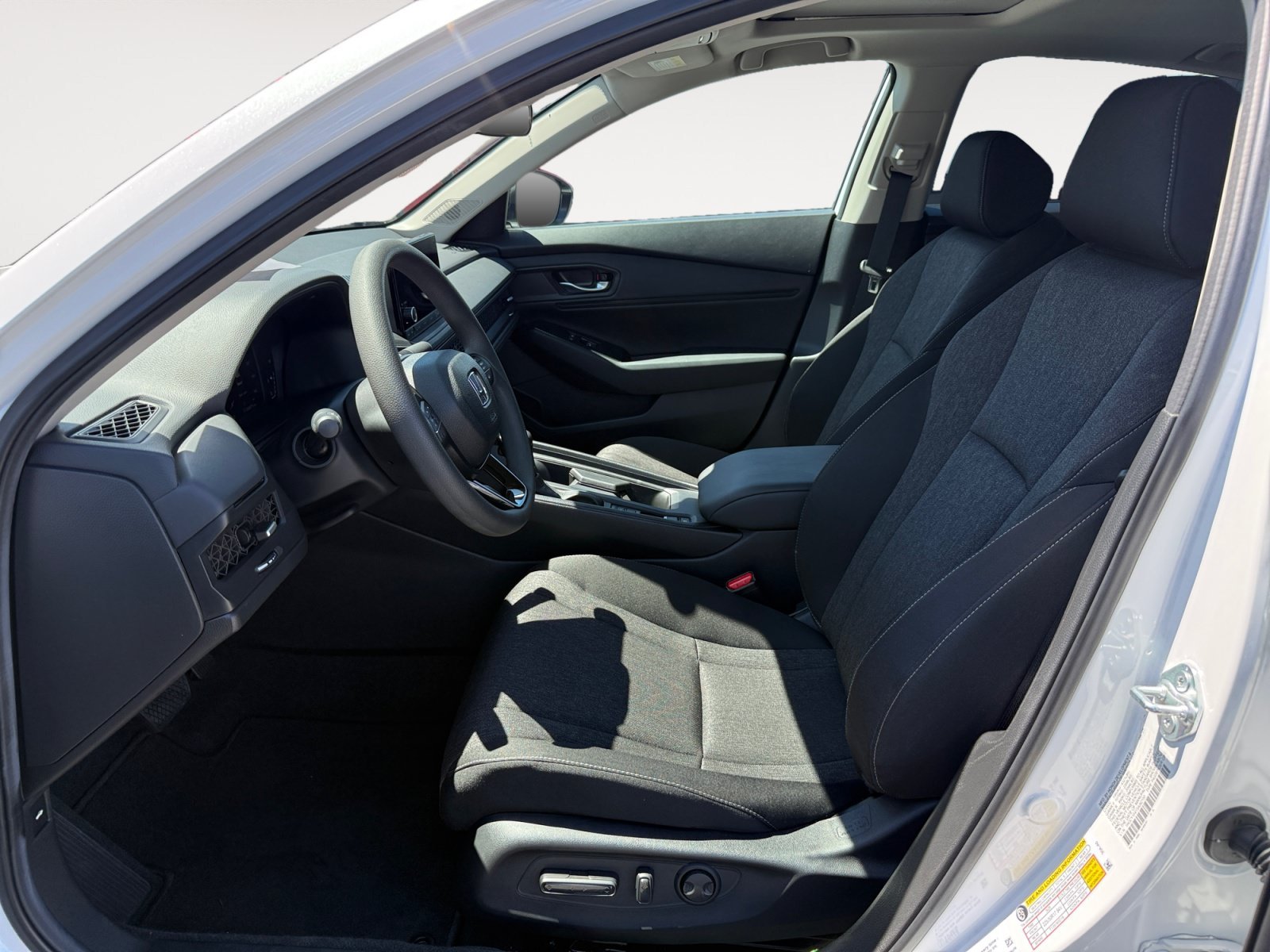 Used 2025 White Honda SE image 10