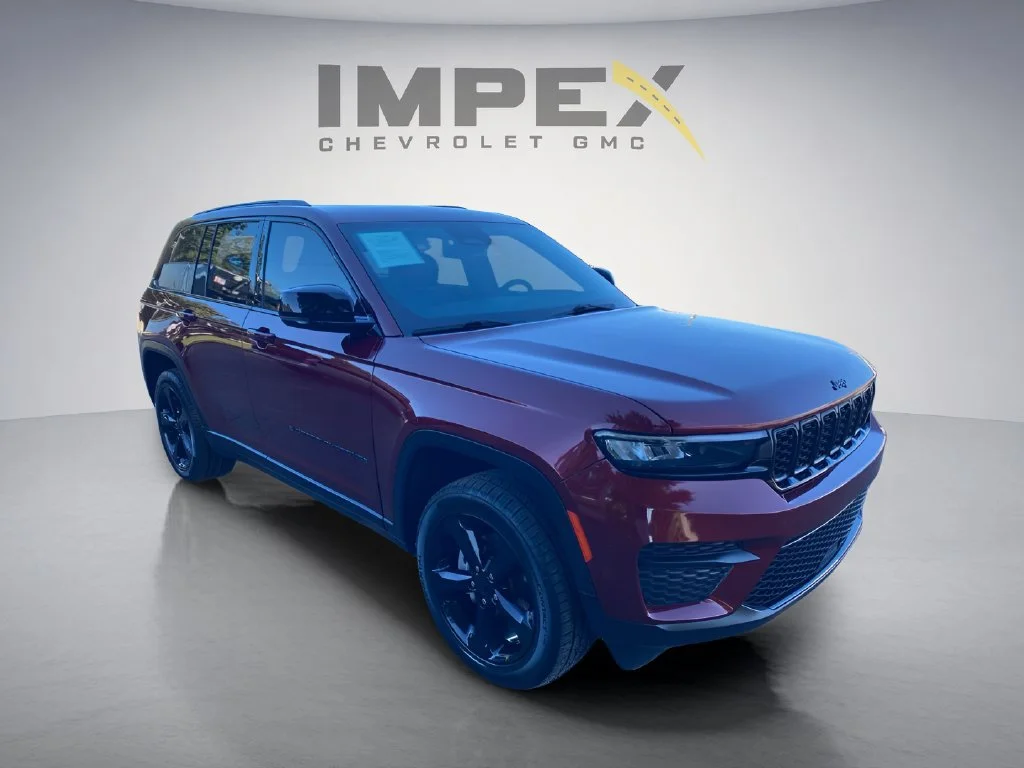 Used 2023 Red Jeep Altitude image 7